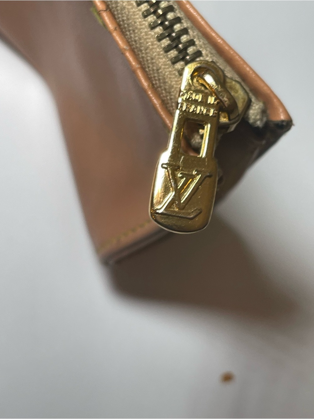 Louis Vuitton Peach Leather Zip Coin Pouch has damage - Picture 6 of 13
